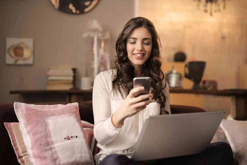 Junge Frau mit handy in der hand